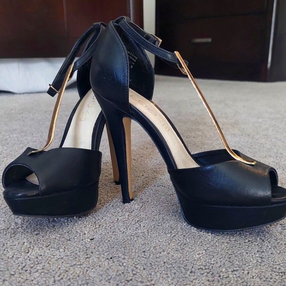 Black and Gold Heels - Picture 1 of 4